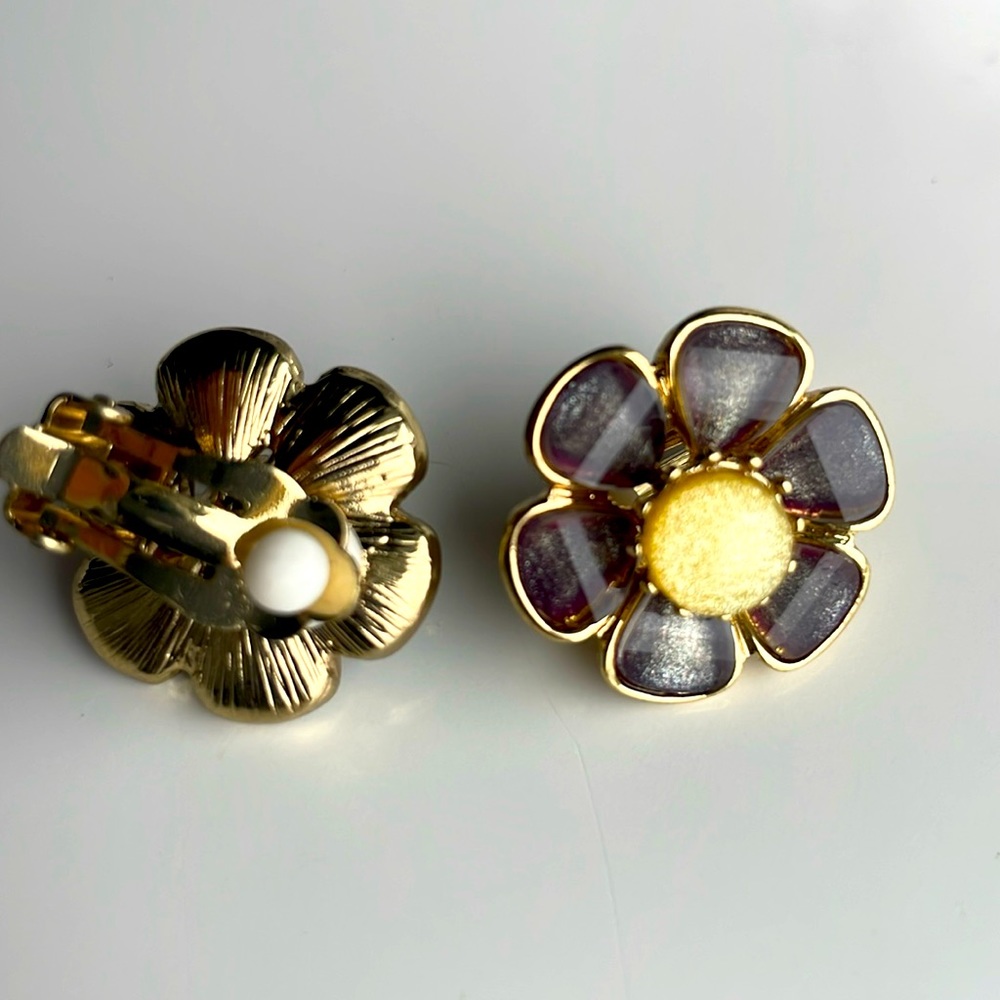 Betsey Johnson Bold Flower Clip Earrings - Picture 2 of 3
